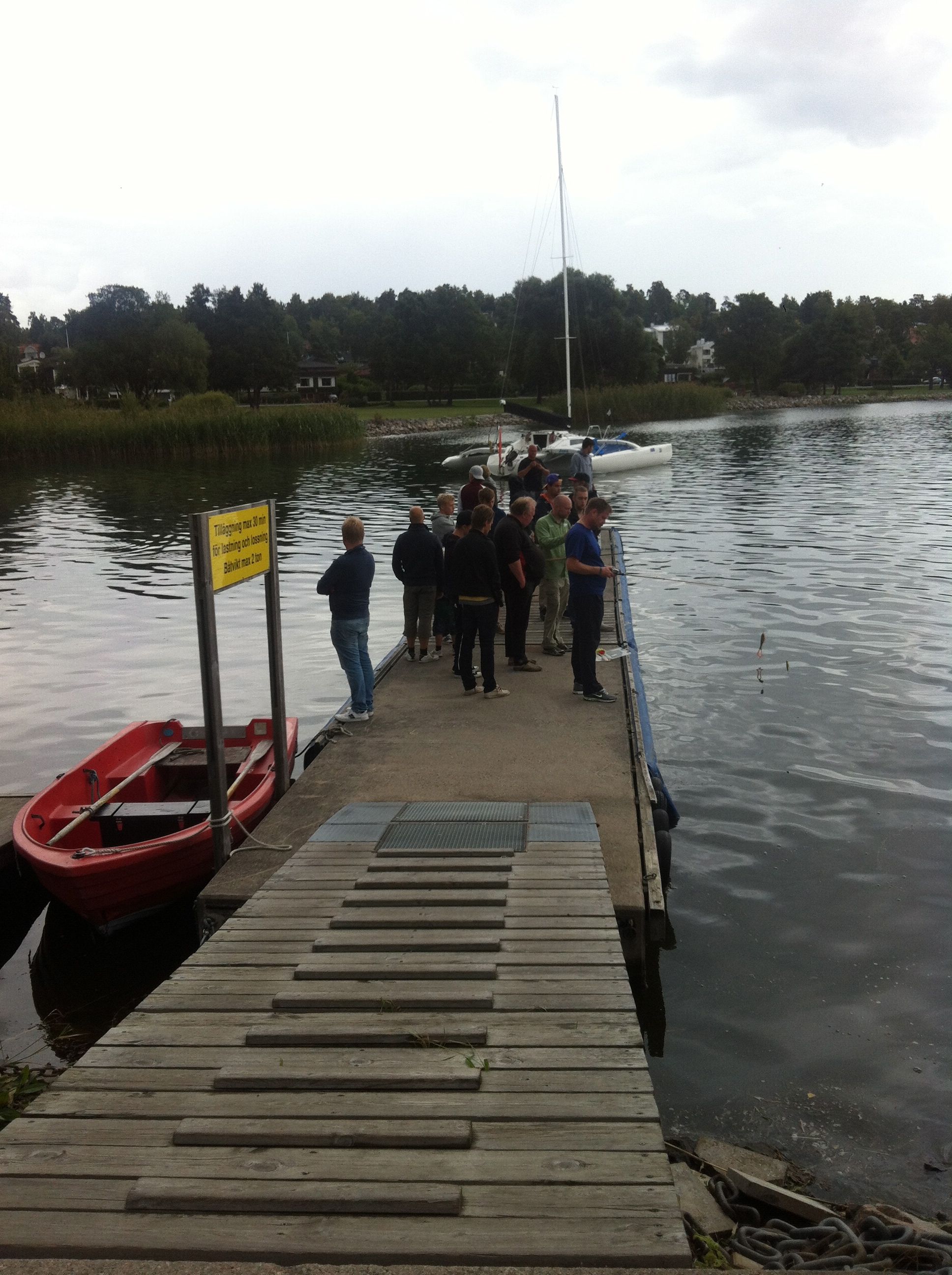 Ett stenkast från butiken ligger bryggan där demostrationerna sker. Här är det Bios som visar rullar spön och drag