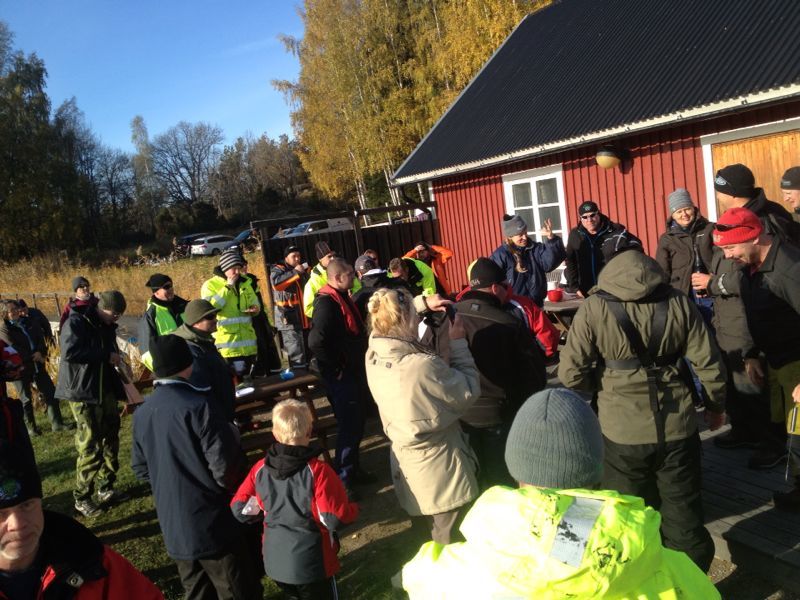 Ansträngt prat om väder och vind innan starten. Ju mindre man säger desto mindre avslöjar man