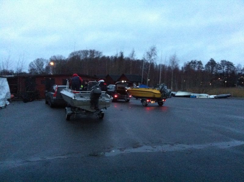 Synkroniserad sjösättning. Nästan som balett faktiskt... Med ett litet problem - bryggan som brukar ligga där var borta för vintern så vi fick improvisera lite...