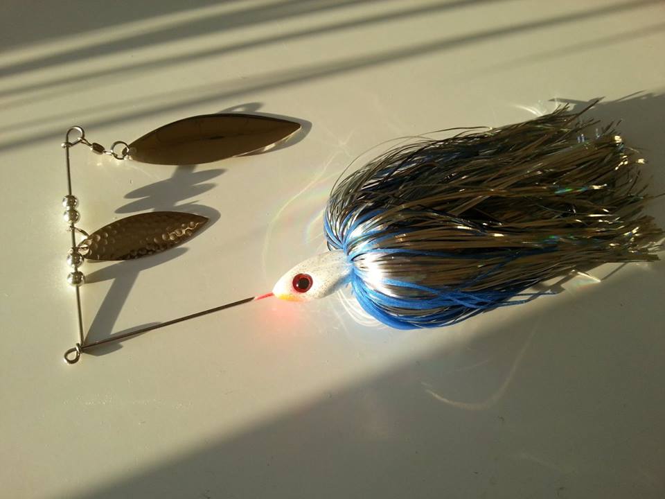 SF Lures En Flash-silikon spinnerbait. Går superfint i vattnet och fiskar kanon. Vikten fram på kropps-delen gör att den går att jigga hem och den kastar som en kanon!