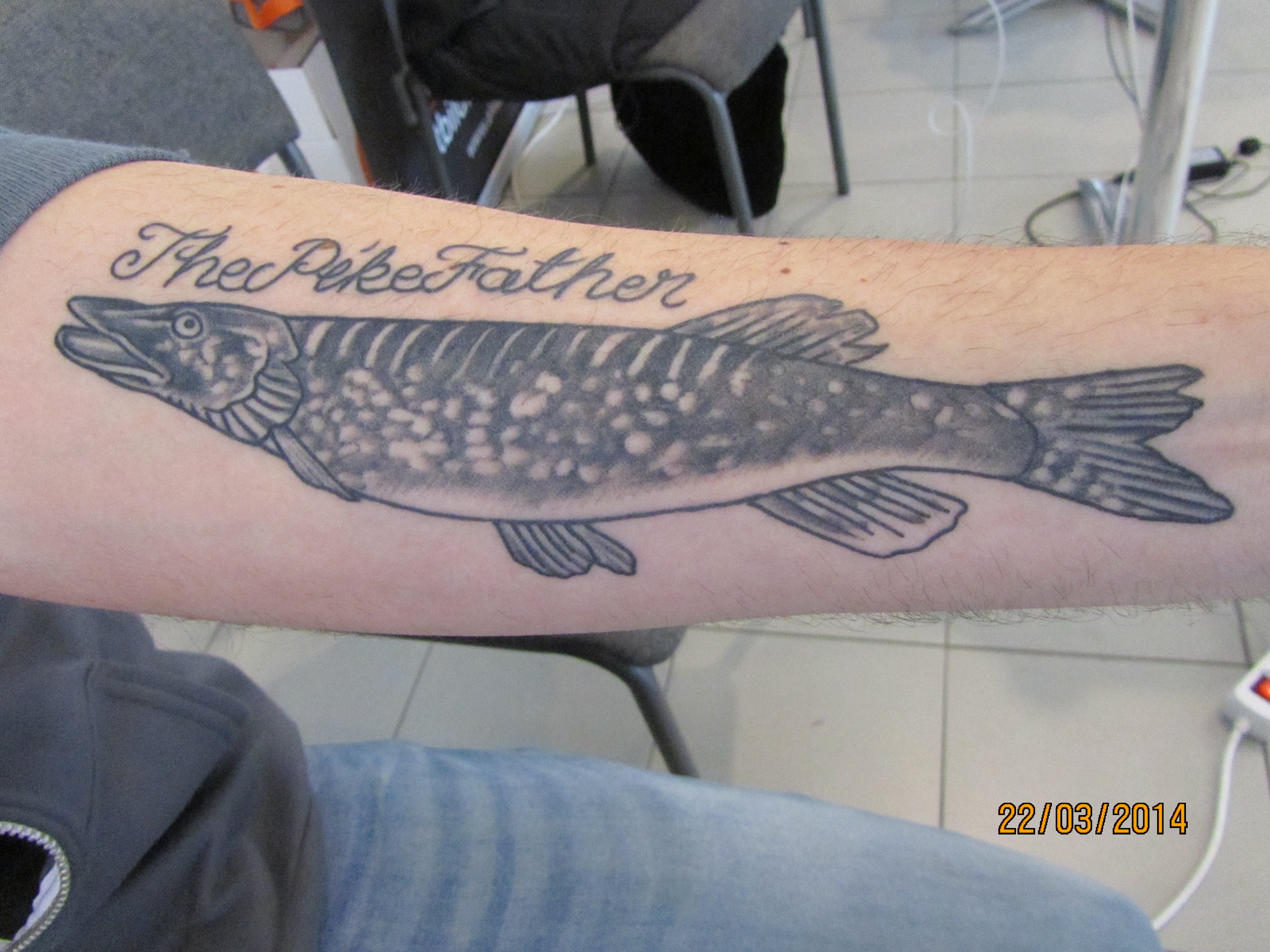 Tatueringen - alla seriösa fiskare måste ha en - (jag får skaffa en själv då)... Här på armen av vår grannbloggare - Klas