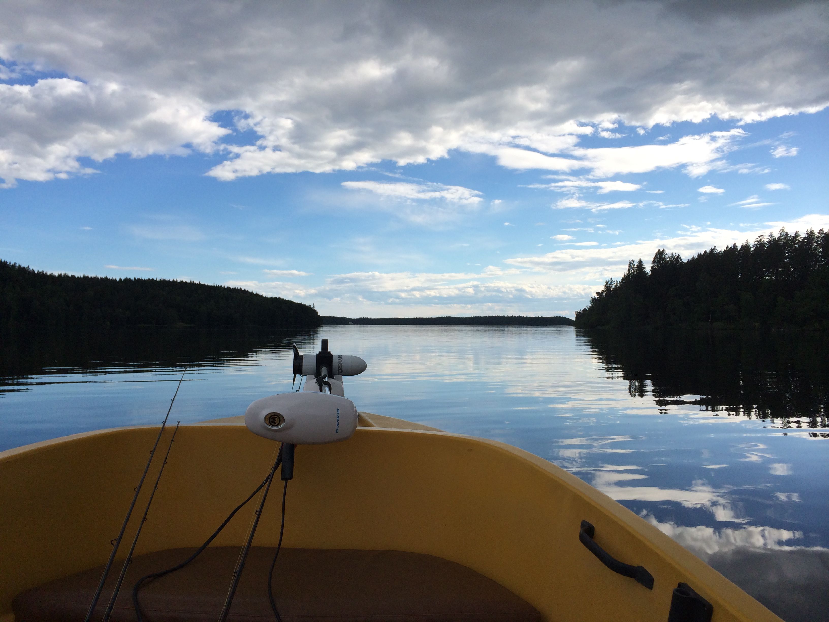 Grå himmel och spegelblankt vatten mötte mig på väg ut