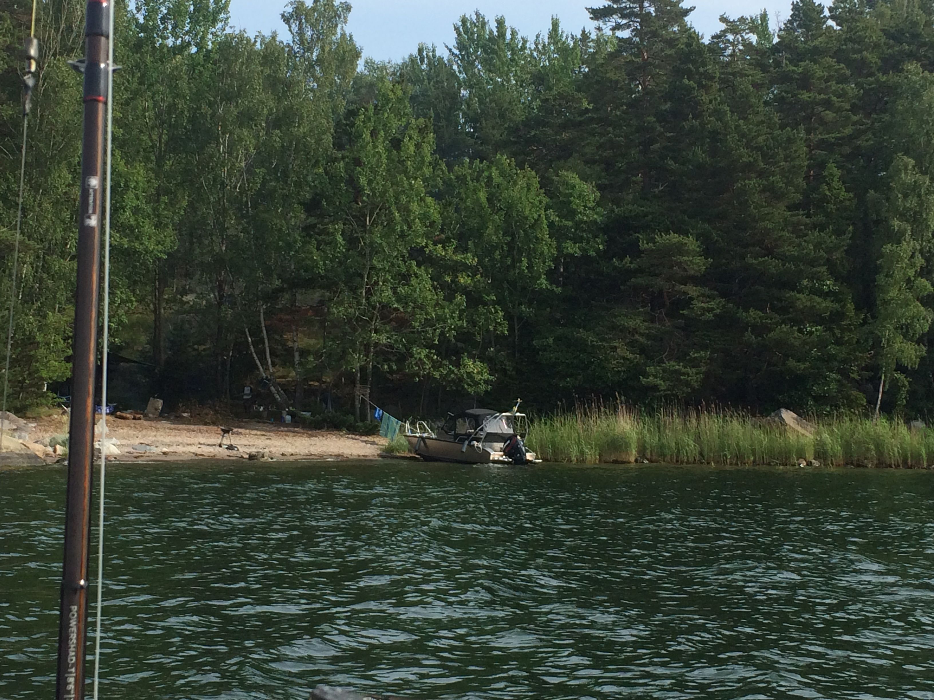 Camping Värmdö style - i en en alu-båt för ett antal 100-tusen - men de hade ett fått med ett schysst klädstreck också...