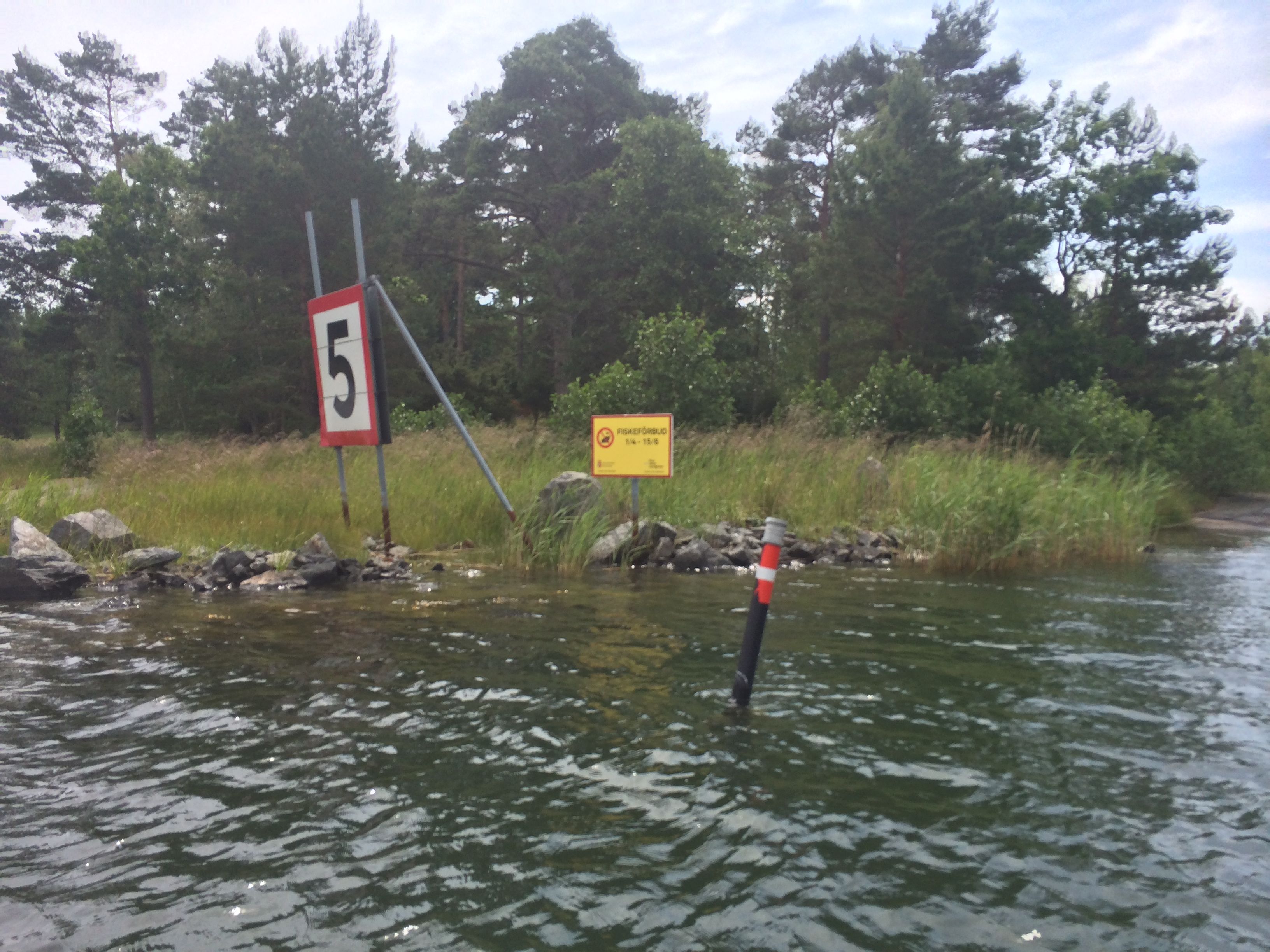 Japp - här är den - skylten so visar att här får man minsann hålla sig till 15:e juni... Men vad gör det när ingen är där?