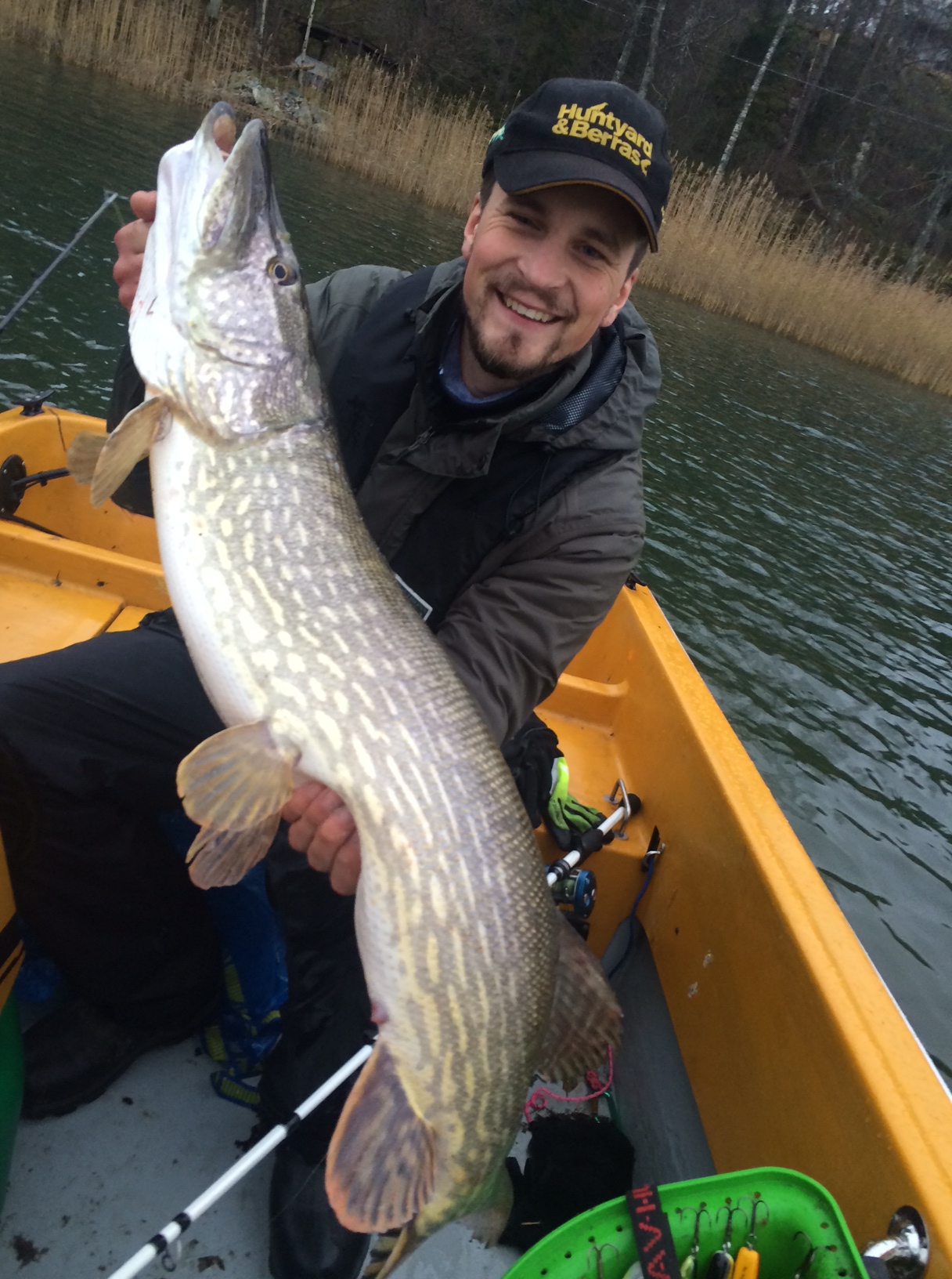 Jakob med sponsrad keps från Huntyard Berras i Gnesta - glad och vilket as