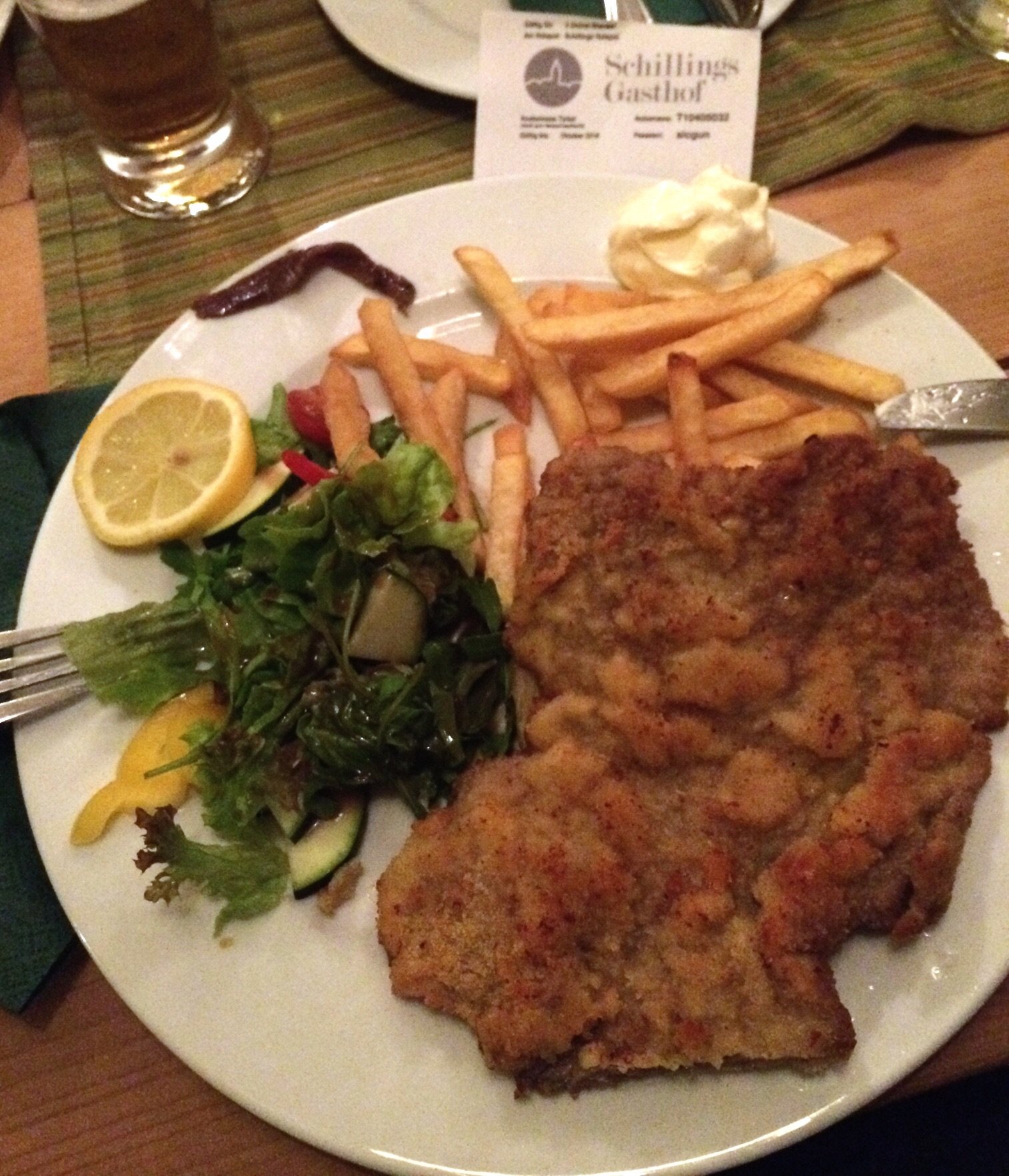 Varje kvälls meny - en schnitzel. Vällagat och fullt av energi. Väl balanserat med pommes och majonäs