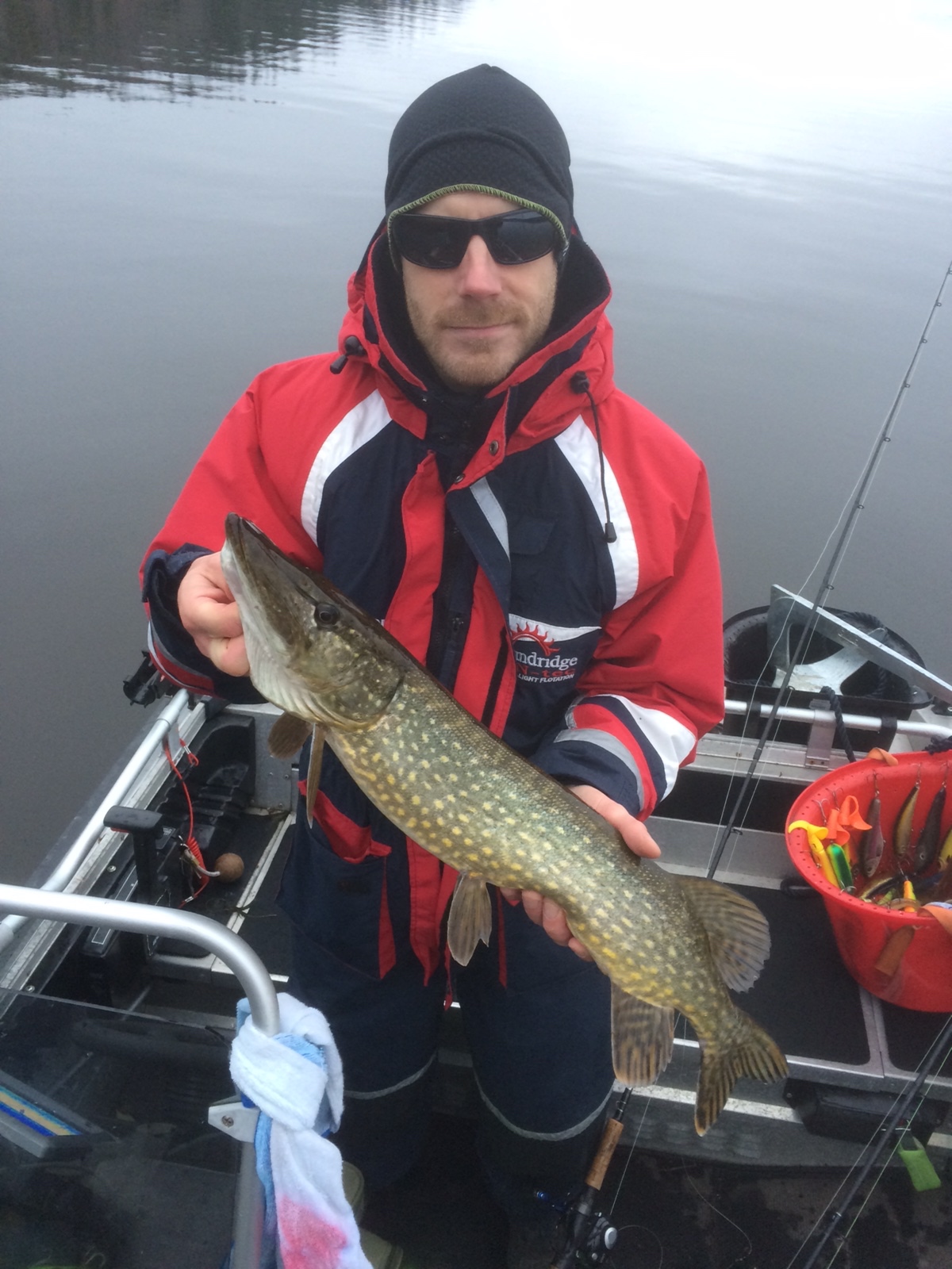 Kort därefter så är det min tur. Här är det bättre format på fisken jämfört med tidigare plats. Men inte de riktigt biffiga än.