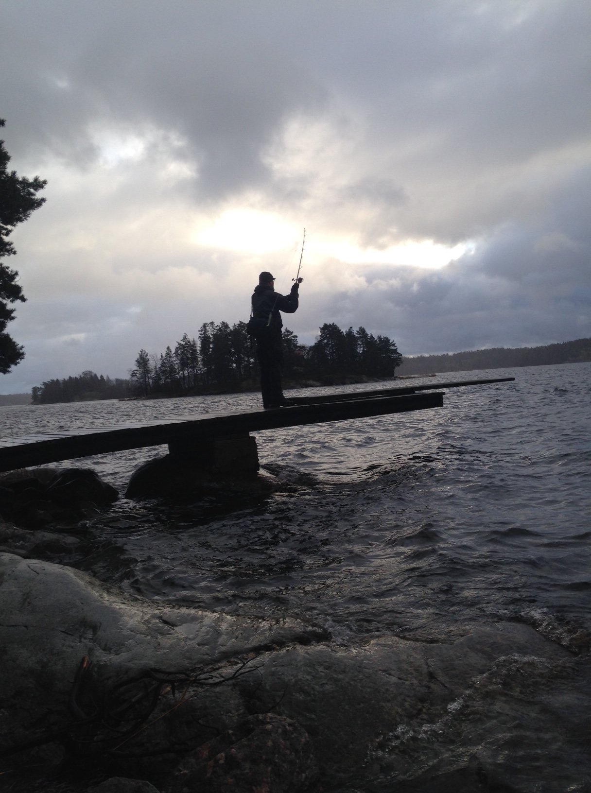 Fisket från land är en skön avkoppling, sommargästerna har gett sig iväg och det är bara att "ta över" bryggor och stränder:)