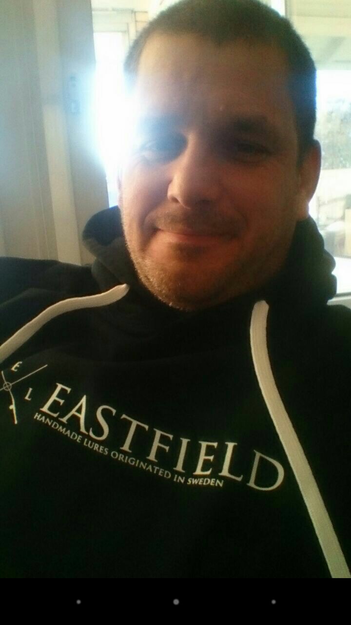 Detta är varken Mathias eller Marcus utan Tobbster som stolt poserar i en Eastfield hoodie