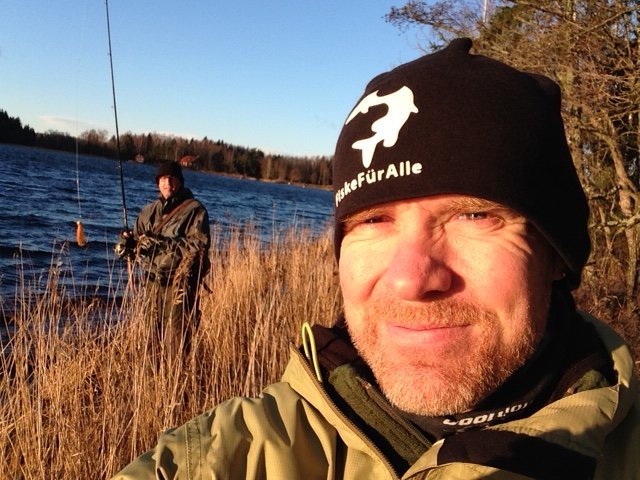 Pertan med sin Selfiepinne i bakgrunden - är man 1.94 över vattenytan så räcker en egna armar gott och väl för lite ego-bilder