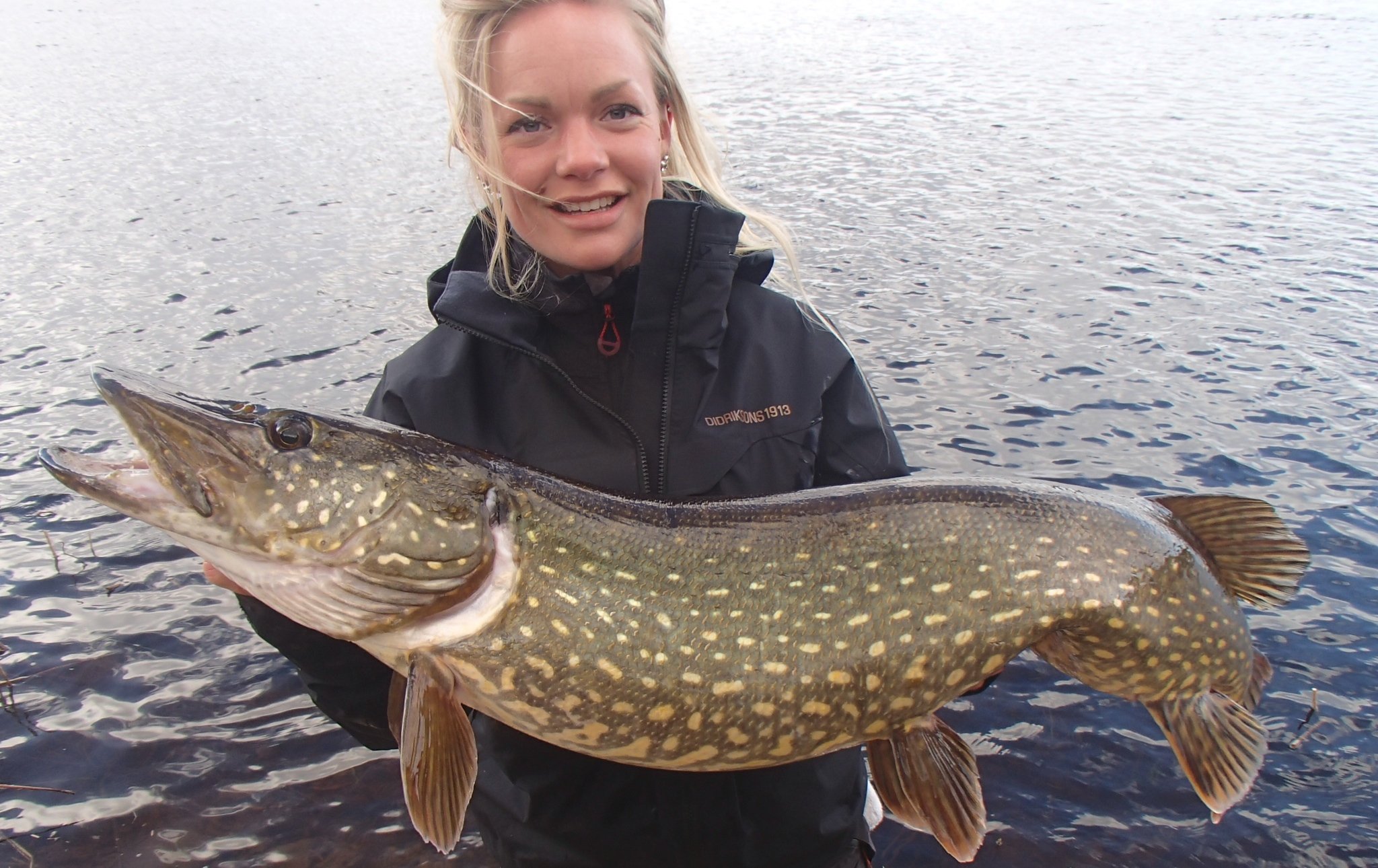 Evelina Henriksen med stor gädda