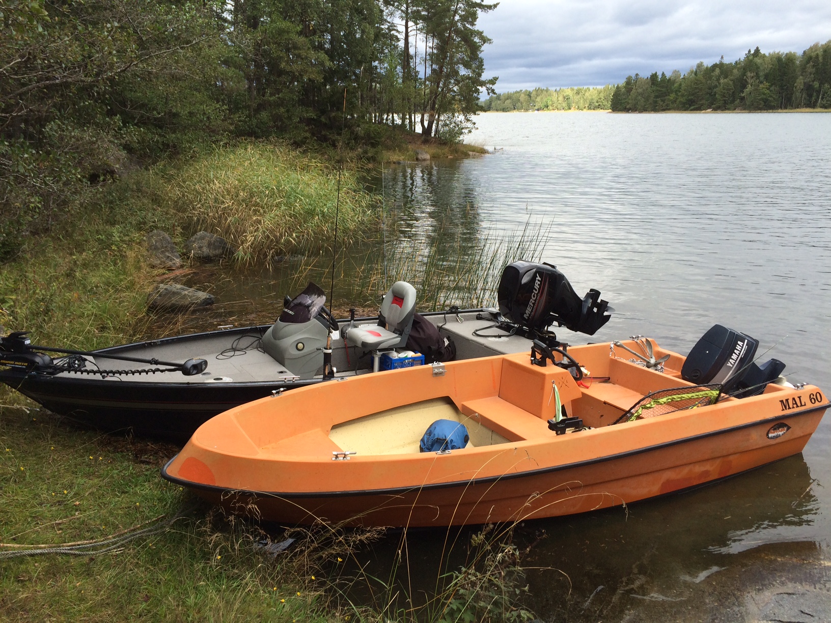 Här är Fulan, en finsk 70-tals Meri_Särki med en Yamaha Autolube 40hk - i bakgrunden Pertans totala motpol - supermodern Tracker v16 Superguide - 2 Gäddracers från olika tidsepoker.