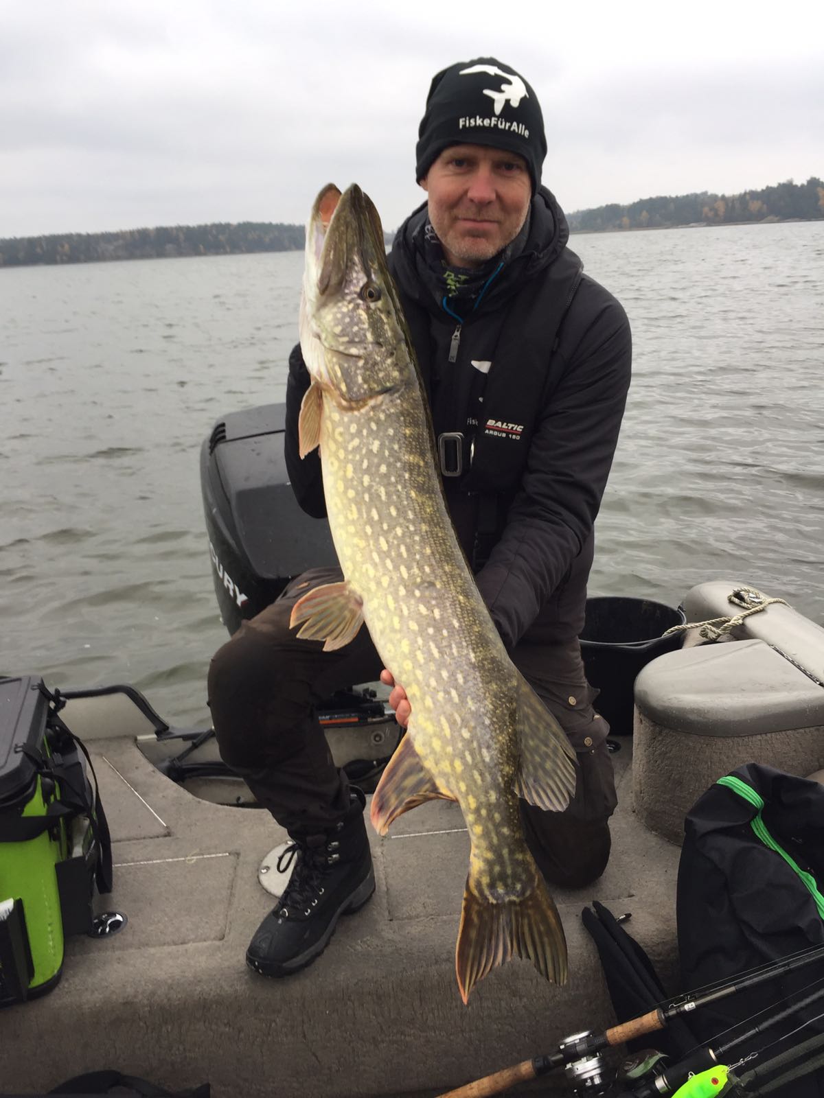 Stor fisk i Sibbo -8 kg och 105 cm - 2 turer med Jocke & Sibbo för Peter 2 x 8kg - de trivs med varandra helt klart