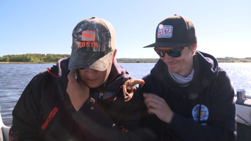 Det sköna med långa serier som Perch Pro är att man får se mer av lagen. Inte bara fisket utan lite mer personligheter. Det är svårt att inte tycka om alla pranks, skoj bus och kommentarer dessa killar har för sig... De verkar hoppas kräft-ätarna ska hoppa in i båten under inrapporteringen...
