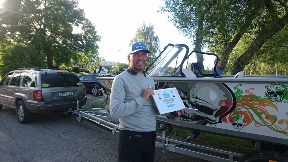 Thomas Lind från team Rappestad som drog hem både ära och över 30000 kr när han vann Stockholmsborren på en Abborre på 1210 gram Rappestad ett stort grattis till Thomas Lind