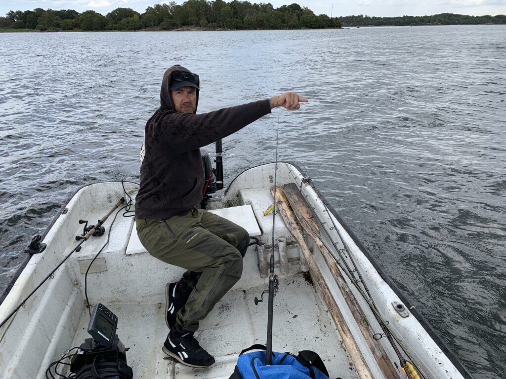 Tommy kan sina vatten väl och pekar ut nästa gädda. Den heter Harald och bor vid tredje stenen till höger